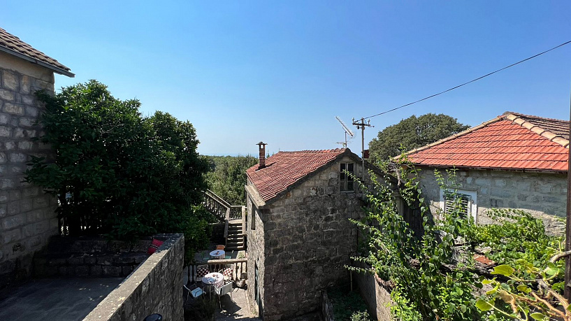Drei Häuser im charmanten Dorf Klinci auf der Halbinsel Lustica